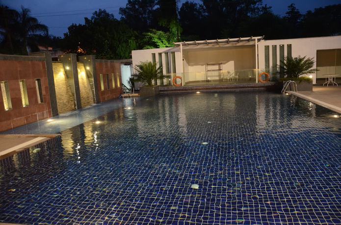 Imagen de la piscina del Hotel Chanakya BNR. Foto 19