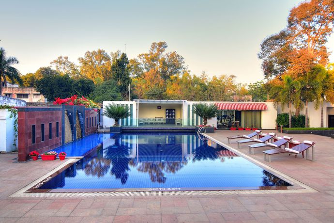 Imagen de la piscina del Hotel Chanakya BNR. Foto 20