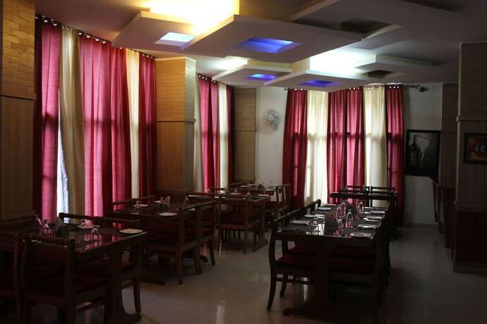 Imagen del bar/restaurante del Hotel Chandermukhi Resorts. Foto 8