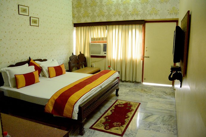 Imagen de la habitación del Hotel Chandrawati Palace. Foto 15