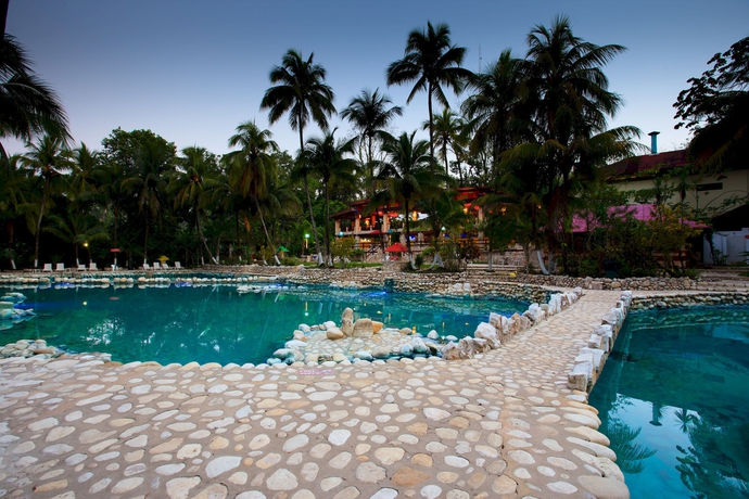 Imagen de la piscina del Hotel Chan-kah Resort Village. Foto 11