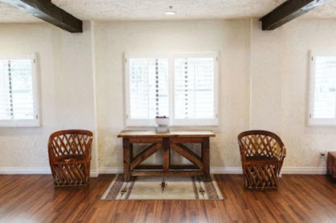 Imagen de los interiores del Hotel Channel Islands Inn. Foto 16