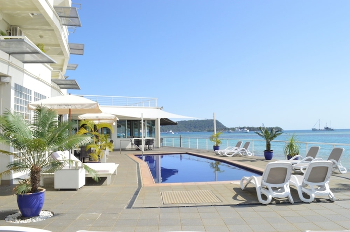 Imagen de la piscina del Hotel Chantillys On The Bay. Foto 16