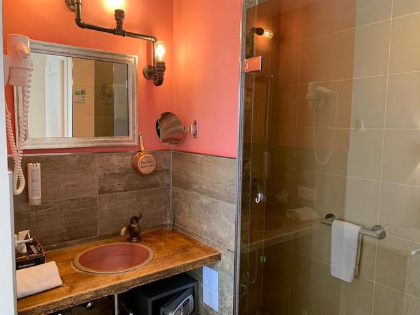 Imagen de la habitación del Hotel Chapeau Noir. Foto 5