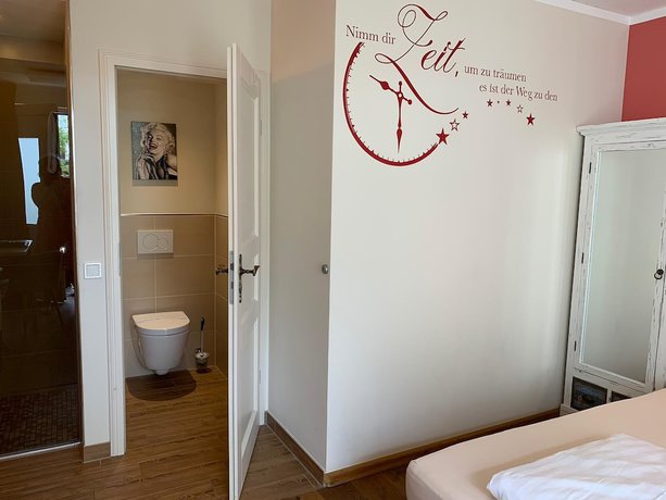 Imagen de la habitación del Hotel Chapeau Noir. Foto 15