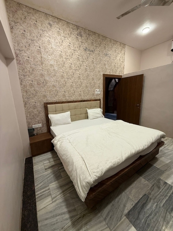 Imagen de la habitación del Hotel Char Dham Palace. Foto 1