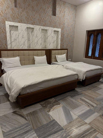 Imagen de la habitación del Hotel Char Dham Palace. Foto 2