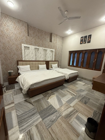 Imagen de la habitación del Hotel Char Dham Palace. Foto 3