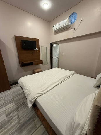 Imagen de la habitación del Hotel Char Dham Palace. Foto 4