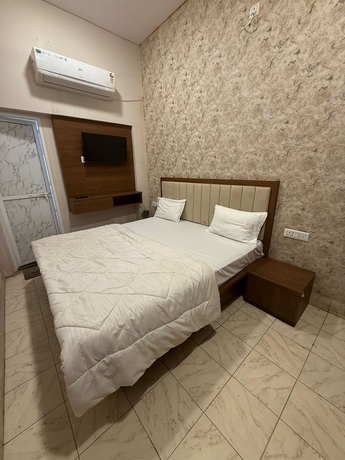 Imagen de la habitación del Hotel Char Dham Palace. Foto 5