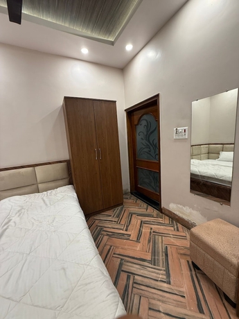 Imagen de la habitación del Hotel Char Dham Palace. Foto 6