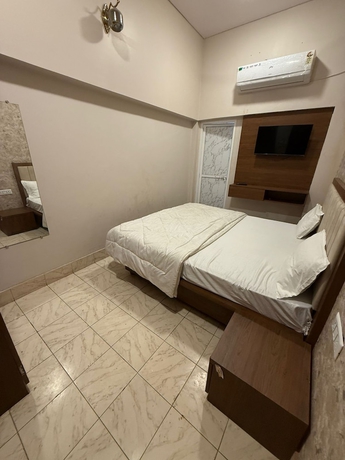 Imagen de la habitación del Hotel Char Dham Palace. Foto 7