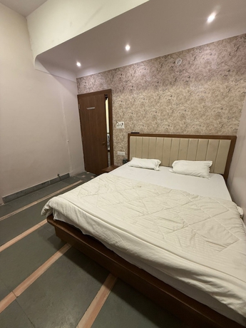 Imagen de la habitación del Hotel Char Dham Palace. Foto 8