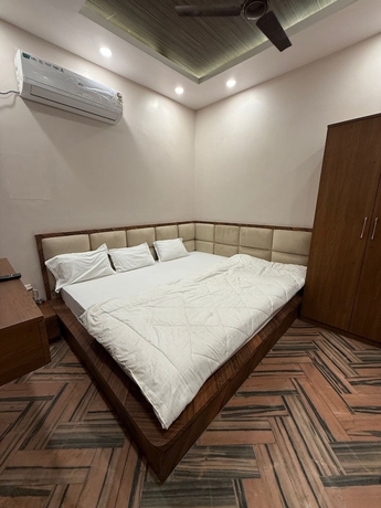 Imagen de la habitación del Hotel Char Dham Palace. Foto 9