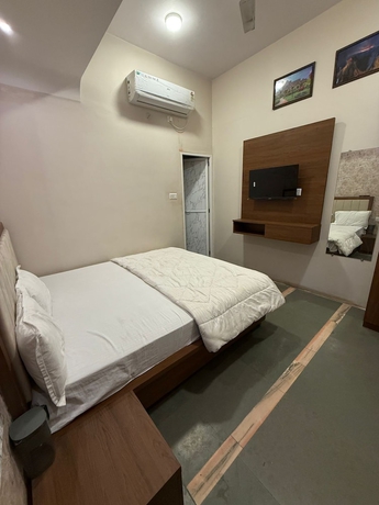 Imagen de la habitación del Hotel Char Dham Palace. Foto 11
