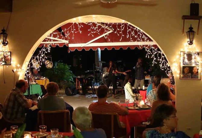 Imagen del bar/restaurante del Hotel Charela Inn. Foto 1