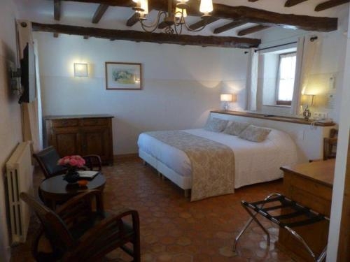 Imagen de la habitación del Hotel Charembeau. Foto 8