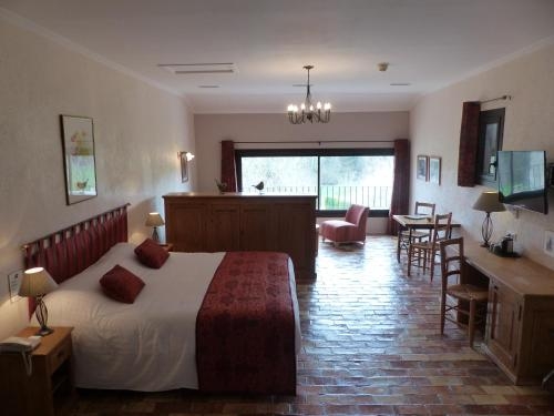 Imagen de la habitación del Hotel Charembeau. Foto 9