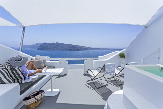 Imagen de los exteriores del Hotel Charisma Suites. Foto 13