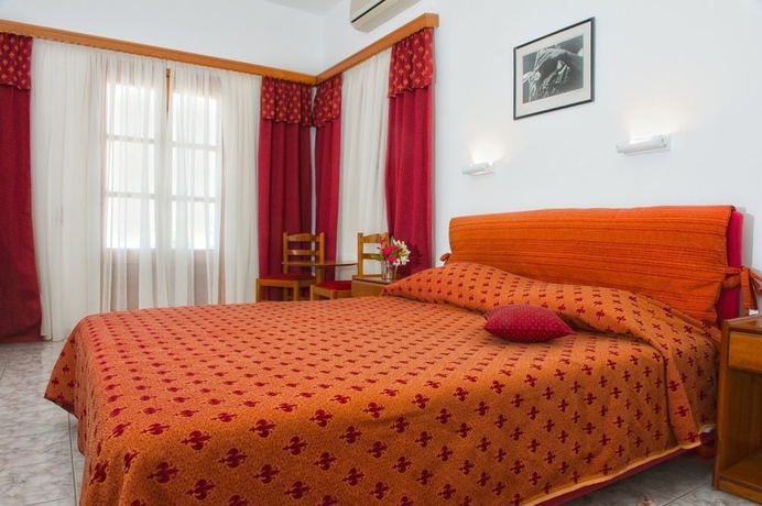 Imagen de la habitación del Hotel Charissi. Foto 7