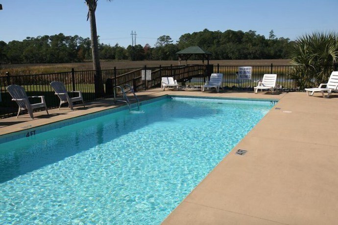 Imagen de la piscina del Hotel Charleston Creekside Inn. Foto 17