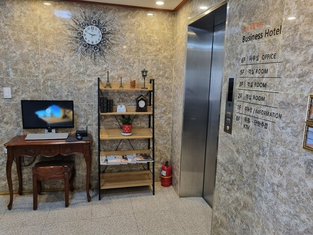 Imagen general del Hotel Charlie. Foto 9