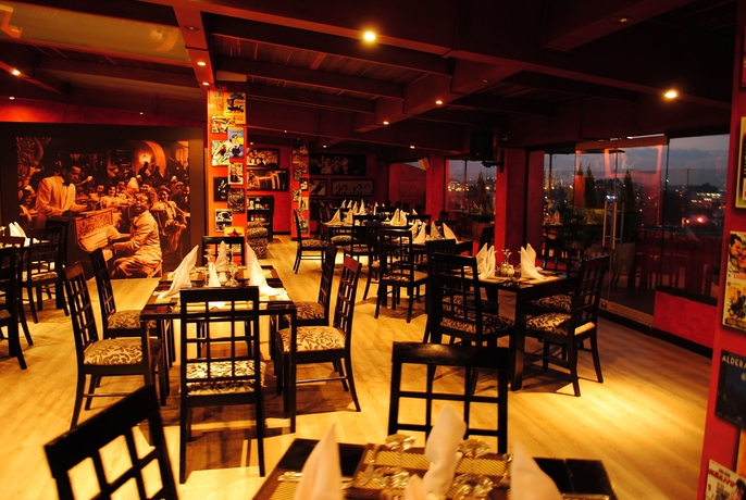 Imagen del bar/restaurante del Hotel Charlotte Suite 26. Foto 6