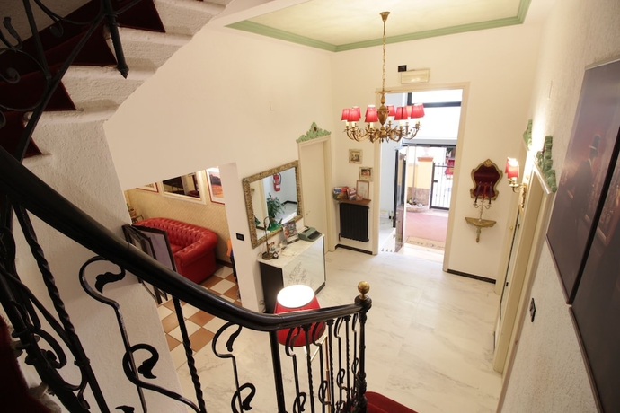 Imagen de los interiores del Hotel Charly. Foto 13