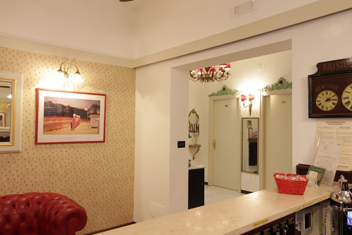 Imagen de los interiores del Hotel Charly. Foto 16