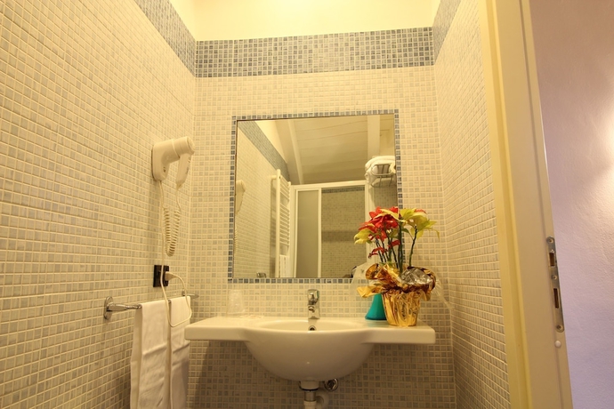 Imagen de la habitación del Hotel Charly. Foto 12