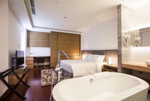 Imagen de la habitación del Hotel Charm Suite Residence Saigon. Foto 7