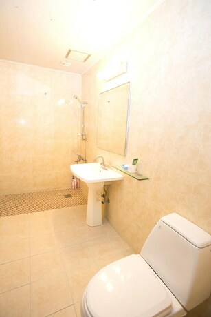 Imagen de la habitación del Hotel Charmant. Foto 26