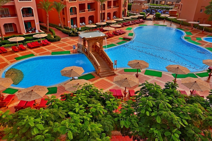 Imagen de la piscina del Hotel Charmillion Club Aqua Park. Foto 16