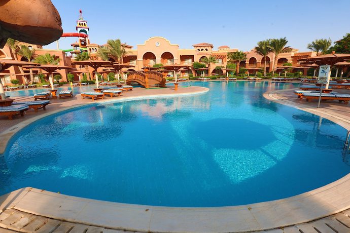 Imagen de la piscina del Hotel Charmillion Gardens Aquapark. Foto 11