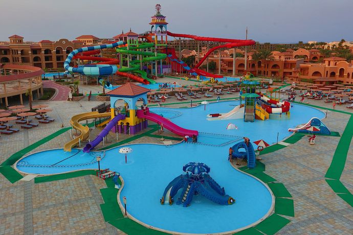 Imagen de la piscina del Hotel Charmillion Gardens Aquapark. Foto 15