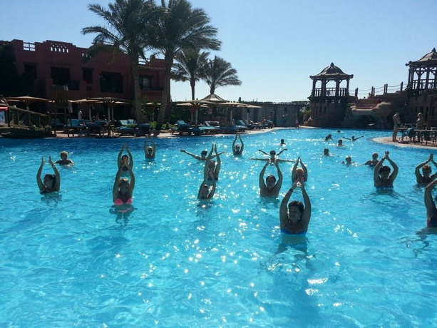 Imagen de la piscina del Hotel Charmillion Sea Life Resort. Foto 5