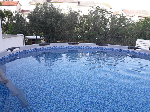 Imagen de la piscina del Hotel Charming Apartments House in Rab to 17 Persons. Foto 19