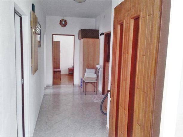 Imagen de los interiores del Hotel Charming Apartments House in Rab to 17 Persons. Foto 18