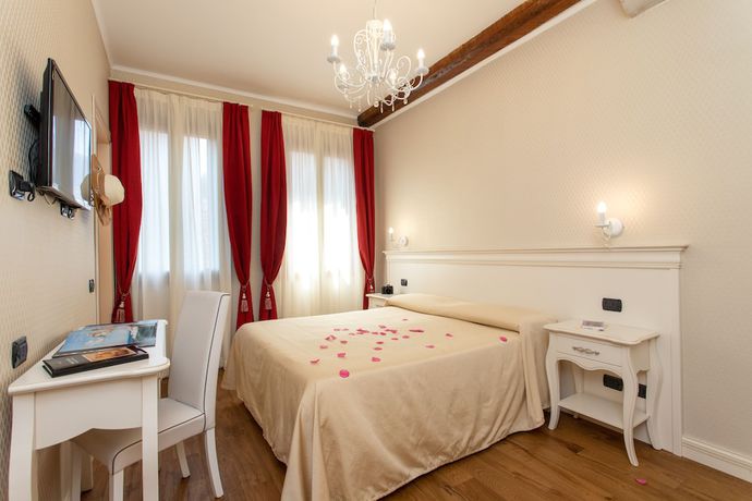 Imagen de la habitación del Hotel Charming Palace Santa Fosca. Foto 5