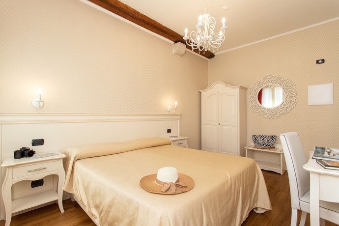 Imagen de la habitación del Hotel Charming Palace Santa Fosca. Foto 6