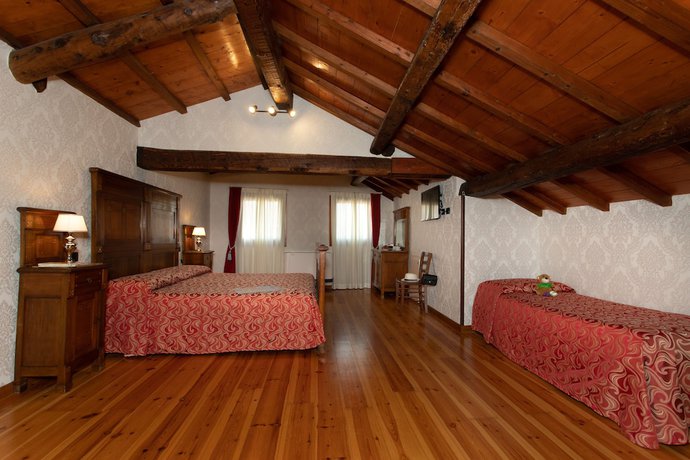Imagen de la habitación del Hotel Charming Palace Santa Fosca. Foto 8