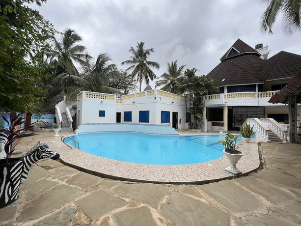 Imagen de la piscina del Hotel Charming and Remarkable15-bed Villa in Diani Beach. Foto 18