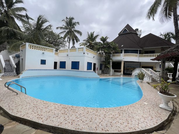 Imagen de la piscina del Hotel Charming and Remarkable15-bed Villa in Diani Beach. Foto 19