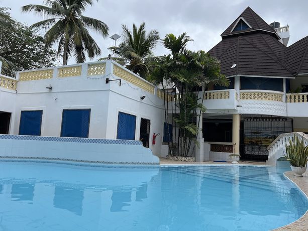 Imagen de la piscina del Hotel Charming and Remarkable15-bed Villa in Diani Beach. Foto 20