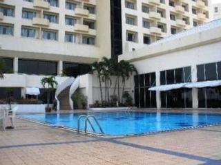 Imagen de la piscina del Hotel Charoen Thani Khon Kean. Foto 12