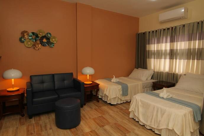 Imagen de la habitación del Hotel Charo's Dormitel. Foto 14