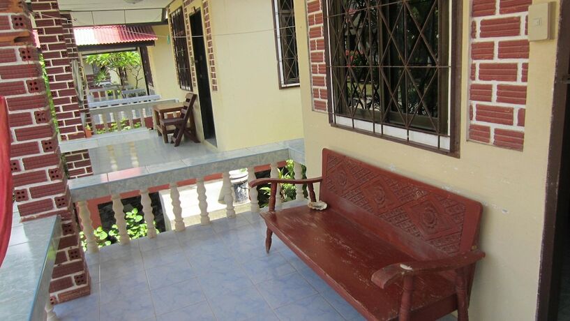 Imagen general del Hotel Charung Bungalows. Foto 1