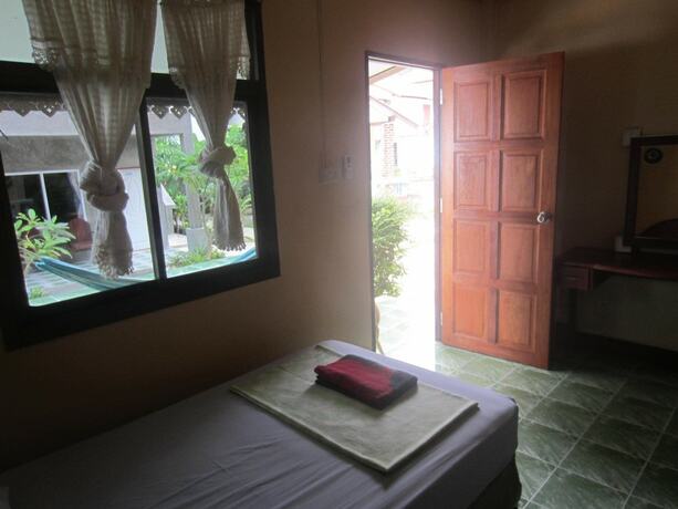 Imagen general del Hotel Charung Bungalows. Foto 7