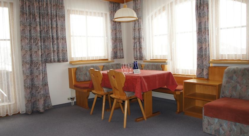 Imagen de la habitación del Hotel Chasa Fadrina. Foto 3