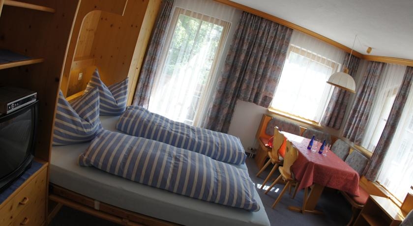 Imagen de la habitación del Hotel Chasa Fadrina. Foto 4